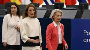 epa12973456 European Parliament President Roberta Metsola (C) and European Commission President Ursula von der Leyen (R) arrive to attend the European Order of Merit ceremony which honours individuals who have made significant contributions to the European unity, democracy or to the promotion and defence of European values at the European Parliament's hemicycle in Strasbourg, France, 19 May 2026. The European Parliament established the first European distinction of its kind — the European Order of Merit — in 2025 to mark the 75th anniversary of the Schuman Declaration, with the inaugural ceremony taking place in 2026.  EPA/SEBASTIEN BOZON / POOL