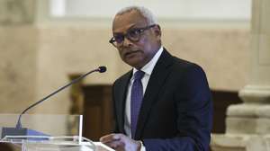 O Presidente da República de Cabo Verde, José Maria Neves, discursa na cerimónia em que foi distinguido com a Medalha da Universidade de Coimbra, e onde proferiu uma conferência sobre o tema “A Crioulidade e o Futuro da Humanidade”, no âmbito da visita a Portugal, Coimbra, 1 de julho de 2026. A distinção destina-se a galardoar pessoas ou instituições que tenham prestado relevantes serviços à universidade ou que se tenham distinguido por méritos excecionais. A distinção reconhece o prestígio internacional do chefe de Estado cabo-verdiano e a sua ligação histórica a Coimbra, onde iniciou os estudos em Direito, antes de prosseguir formação no Brasil. PAULO NOVAIS/LUSA