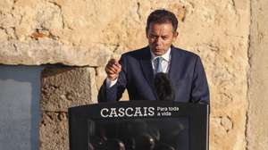 O primeiro-ministro, Luís Montenegro, intervém durante a inauguração da Avenida Francisco Pinto Balsemão, Cascais, 1 de setembro de 2026. A atribuição do novo topónimo à avenida é uma homenagem da Câmara de Cascais e da Junta de freguesia de Cascais e Estoril a Francisco Pinto Balsemão, que morreu no dia 21 de outubro de 2025, aos 88 anos. A avenida, tem início na Rotunda Pedro Monjardino e fim na Avenida Nossa Senhora do Cabo, junto ao Forte de São Jorge de Oitavos. A cerimónia de inauguração decorre no dia de aniversário do antigo primeiro-ministro, fundador e militante número um do PSD, do qual também foi presidente, da SIC e do Expresso. MIGUEL A. LOPES/LUSA