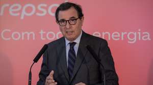 O ministro da Economia e da Coesão Territorial, Manuel Castro Almeida, discursa na cerimónia da entrega do Título de Exploração Industrial das fábricas do Projeto ALBA, em Sines, 02 de setembro de 2026. Reconhecido como projeto PIN (Potencial Interesse Nacional), contempla a construção de duas novas unidades industriais em Sines. RUI MINDERICO/LUSA