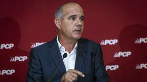 O secretário-geral do Partido Comunista Português (PCP), Paulo Raimundo, usa da palavra durante a sessão de encerramento das Jornadas Parlamentares do PCP, na Assembleia da República, em Lisboa, 02 de outubro de 2026. JOSÉ SENA GOULÃO/LUSA