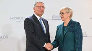 epa13309093 President of Slovenia Natasa Pirc Musar (R) welcomes President of Portugal Antonio Jose Seguro (L) during the Arraiolos Group meeting in Brdo pri Kranju, Slovenia, 16 October 2026. The Arraiolos Group is an informal meeting of Presidents of parliamentary and semi-presidential European Union member states, held roughly once in a year.  EPA/ZIGA ZIVULOVIC