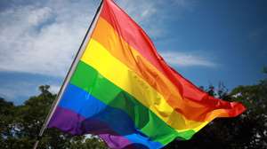 Bandeira LGBT na Pride Parade no Porto