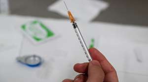 Um toxicodependente prepara a sua dose de droga na sala de consumo vigiado instalada na zona do Vale de Alcântara, nas imediações do antigo Casal Ventoso, em Lisboa, 15 de novembro de 2021. A primeira sala de consumo vigiado de drogas do país registou, em seis meses, 862 utentes, o triplo do estimado, e já conseguiu "imprimir alguma mudança" na vida de quem a frequenta e do bairro de Lisboa onde funciona. (ACOMPANHA TEXTO DA LUSA DO DIA 20 DE NOVEMBRO DE 2021). ANTÓNIO COTRIM/LUSA