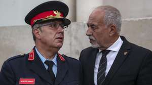 O comandante dos Bombeiros de Pedrógão Grande, Augusto Arnaut (E), com o presidente da Liga de Bombeiros Portugueses, António Nunes (D), no final da leitura do acórdão do processo que ilibou os 11 arguidos acusados de homicídio por negligência na sequência do fogo de Pedrógão Grande, no Tribunal de Leiria, 13 de setembro de 2022. PAULO NOVAIS/LUSA
