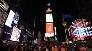 epa09429723 A general view of Times Square and the 110 feet (33.5 meters) tall Times Square Wheel, a ferris wheel which was constructed in Times Square in New York, New York, USA, 25 August 2021. The attraction will operate until 12 September.  EPA/JASON SZENES