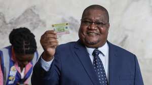 O presidente da Resistência Nacional Moçambicana (Renamo), Ossufo Momade, exibe o seu cartão de eleitor após ter-se recenseado em Maputo, Moçambique, 20 de abril de 2023. O recenseamento para as eleições autárquicas de 11 de outubro em Moçambique arrancou hoje nos 65 distritos com autarquias, com uma previsão de registo de quase 10 milhões de eleitores, de acordo com dados oficias. LUÍSA NHANTUMBO/LUSA