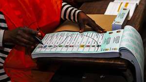 Processo de anulação de boletins de voto depois de terminada a votação para as sextas eleições autárquicas, Maputo, Moçambique, 11 de outubro de 2023. Mais de 8,7 milhões de eleitores moçambicanos são chamados hoje a votar nas sextas eleições autárquicas do país, em 65 municípios, dos quais 12 são novas autarquias, para elegerem 1.747 membros. LUÍSA NHANTUMBO/LUSA