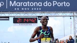 O atleta do Quénia, Simion Tarus, conseguiu o segundo lugar na Maratona do Porto, com o tempo 02:14:40, 05 novembro de 2023, Porto. A maratona percorreu as ruas de Matosinhos, do Porto e também regressou a Vila Nova de Gaia quatro anos depois, devido às obras no tabuleiro inferior da Ponte D. Luís I que inviabilizaram a passagem para Vila Nova de Gaia em 2021 e 2022, enquanto a pandemia de covid-19 cancelou a edição de 2020. ESTELA SILVA/LUSA