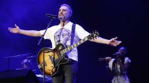 epa10851451 Uruguayan singer-songwriter Jorge Drexler performs during his concert at the Vive Latino music festival in Zaragoza, Spain, 09 September 2023.  EPA/Javier Cebollada