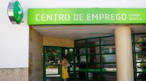 Uma mulher à entrada para um Centro de Emprego, em Lisboa, 12 de agosto de 2024. Trabalho. Emprego. Desemprego. ANTÓNIO PEDRO SANTOS/LUSA