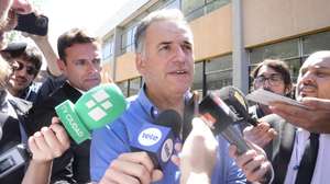 epa11687405 The candidate for the Presidency of Uruguay for the opposition Frente Amplio, Yamandu Orsi, speaks to the press after voting in Canelones, Uruguay, 27 October 2024. Eleven candidates are running for the presidency in Uruguay, and if no candidate obtains an absolute majority of votes in the first round, the top two will compete in a runoff election on 24 November.  EPA/STR