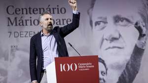 O secretário-geral do Partido Socialista (PS), Pedro Nuno Santos, intervém durante o jantar comemorativo do centenário do nascimento de Mário Soares em Lisboa, 07 de dezembro de 2024. FILIPE AMORIM/LUSA
