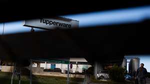 A população de Montalvo, que acolhe a fábrica da Tupperware há mais de quatro décadas, onde trabalham 200 pessoas, está apreensiva com o anunciado encerramento da empresa na quarta-feira, mas mantém a esperança que tal não se concretize, Montalvo, 6 de janeiro de 2025. A fábrica da multinacional Tupperware em Portugal, a funcionar desde 1980 naquela aldeia, dependia a 100% da casa-mãe norte-americana. (ACOMPANHA TEXTO DE 07 DE JANEIRO DE 2025). PAULO CUNHA/LUSA