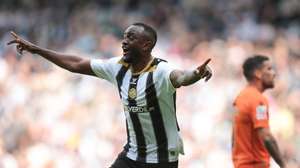 O jogador do Nacional, Joel Tagueu, festeja o golo contra o Boavista durante o jogo da 29ª jornada da I Liga de futebol realizado no Estádio do Bessa, Porto, 12 de abril de 2025. MANUEL FERNANDO ARAÚJO/LUSA