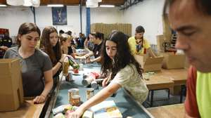 Voluntários separam os bens alimentares durante o início da campanha do Banco Alimentar Contra a Fome, em Lisboa, 31 de maio de 2025. Com o mote “A sua ajuda tem um nome: o nome de quem a vai receber”, a campanha apela ao contributo de todos os portugueses, que vão poder doar alimentos em mais de 2.000 superfícies comerciais espalhadas por todo o país. ANTÓNIO PEDRO SANTOS/LUSA
