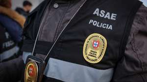 Inspetores da ASAE, durante uma operação de controlo e verificação das condições de Higiene e Segurança Alimentar das mercadorias alimentares (azeite, carnes, pescado, produtos de panificação, etc) em circulação bem como a deteção de eventuais ilícitos relacionados com as mercadorias em trânsito (contrafação, entre outros)  com consequências diretas para o consumidor final realizada no acesso à ponte 25 de Abril, Almada, 3 de Abril de 2025. RUI MINDERICO/LUSA