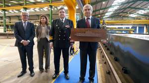 O ministro da Defesa Nacional, Nuno Melo (D), acompanhado pelo vice Chefe do Estado-Maior da Armada, Aníbal Soares Ribeiro (2-D), e pelo administrador da Martifer, Carlos Martins (E), participa na cerimónia de corte da primeira peça dos navios patrulha oceânicos da 3.ª Série, efetuada pela West Sea – Estaleiros Navais, Lda., nos Estaleiros de Viana do Castelo, 31 de março 2025. HUGO DELGADO/LUSA