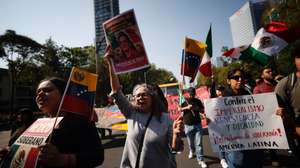 epa12641625 People hold signs during a protest in Mexico City, Mexico, 10 January 2026. The demonstrators rejected the US military intervention in Venezuela and the capture of Venezuelan President Nicolas Maduro on 03 January 2026, as well as Donald Trump's threats to launch attacks in Mexico.  EPA/SASHENKA GUTIERREZ