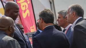 O Presidente de Moçambique, Daniel Chapo (E), conversa com o secretário-geral do Partido Socialista (PS) de Portugal, José Luís Carneiro (D), durante a inauguração da Feira Internacional de Maputo (Facim), a maior exposição de bens e serviços do país, em Maputo, Moçambique, 31 de agosto de 2026. LINA CEBOLA/LUSA