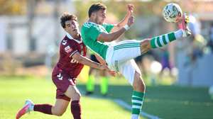 O jogador do Alcochetense, Precato (D), disputa a bola com o jogador do Maritimo, Martin Tejón (E), no jogo de futebol a contar para a Taça de Portugal, realizado no Estádio António Almeida Correia (Foni), Alcochete, 18 de outubro de 2026.  RUI MINDERICO/LUSA