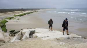 as obras do reforço de emergência do Cordão Dunar a Sul do Esporão n.º 5 da Cova Gala e participa na apresentação do estudo sobre a transposição de areias na barra da Figueira da Foz, 12 agosto 2021. Com o prolongamento em 400 metros do molhe norte do porto comercial, inaugurado em 2011, a erosão nas praias a sul acentuou-se, com destruição da duna de proteção costeira em vários locais, com especial ênfase na praia da Cova, alvo de intervenções de emergência nos últimos anos, a última das quais em curso este verão. PAULO CUNHA/LUSA