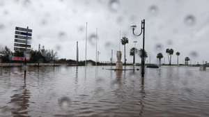 Chuva forte que se fez sentir esta manhã alagou a baixa de Faro, 05 de dezembro de 2022. A Proteção Civil registou hoje cerca de 30 ocorrências em Faro por causa da chuva intensa que começou a cair desde as 07:00 e provocou inundações na via pública, espaços comerciais e garagens. LUÍS FORRA/LUSA