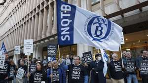 Bancários protestam em frente ao Novo Banco, numa ação organizada pelo Sindicato Nacional dos Quadros e Técnicos Bancários (SNQTB), contra os aumentos salariais propostos pelos bancos para 2023 e a exclusão dos reformados bancários da meia pensão extraordinária decida pelo Governo no final do ano passado, em Lisboa, 12 de janeiro de 2023. ANTÓNIO PEDRO SANTOS/LUSA