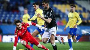 O jogador do Estoril Praia, Daniel Figueira (E), disputa a bola com o jogador do Vitória de Guimarães, Nelson Oliveira, durante o jogo da 24ª jornada da Primeira Liga de Futebol, disputado no Estádio António Coimbra da Mota em Cascais, 02 de março de 2024. RODRIGO ANTUNES/LUSA