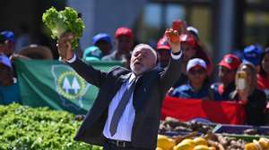 epa11455726 Brazil president Luiz Inacio Lula da Silva visiting a vegetable fair after the launching ceremony of the Safra Family Farming Plan 2024/2025, in front of the Palacio do Planalto in BrasÃ­lia, Brazil, 03 July 2024.  EPA/Andre Borges