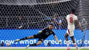 epa11461379 Ismael Kone (R) of Canada makes the winning goal against goalkeeper Rafael Romo (L) of Venezuela during penalty kicks in the CONMEBOL Copa America 2024 Quarter-finals match between Venezuela and Canada, in Arlington, Texas, USA, 05 July 2024.  EPA/KEVIN JAIRAJ