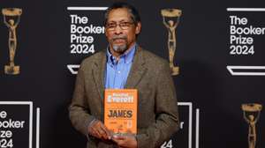 epa11717163 Shortlisted US author Percival Everett holds a copy of his book 'James' at the 2024 Booker Prize ceremony in London, Britain, 12 November 2024.  EPA/ANDY RAIN