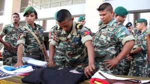 Militares timorenses entregam equipamento que utilizavam nas práticas das artes marciais, após o Governo de Timor-Leste ter determinado no passado mês de julho,  a extinção de três grupos de artes marciais e "tolerância zero" para elementos das forças de defesa e segurança que participem naquela prática, em Díli, Timor-Leste, 04 de outubro de 2013. ANTONIO AMARAL / LUSA