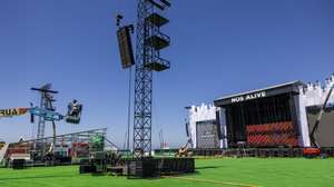 Vista geral do Palco Nos do Festival Nos Alive, durante uma visita ao recinto do festival que tem lugar entre 09 e 11 de julho, no Passeio Marítimo de Algés, 08 de julho de 2025. (ACOMPANHA TEXTO).  JOSÉ SENA GOULÃO/LUSA