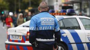 Um agente da Polícia de Sgurança Pública (PSP), patrulha a Praça do Rossio, em Lisboa, 26 de outubro de 2024. Forças de segurança. Agentes de autoridade. Baixa pombalina. ANTÓNIO PEDRO SANTOS/LUSA