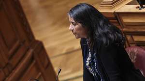 A  líder parlamentar do Partido Comunista Português (PCP), Paula Santos, intervém durante o debate setorial com a presença do ministro da Educação, Ciência e Inovação, Fernando Alexandre(ausente na foto), que decorreu na Assembleia da República, em Lisboa, 1 de abril de 2026. ANTÓNIO COTRIM/LUSA