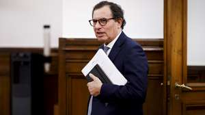 O ministro da Economia e Coesão Territorial, Manuel Castro Almeida, à chegada para a sua audição perante a Comissão de Economia e Coesão Territorial, na Assembleia da República, em Lisboa, 23 de setembro de 2026. FILIPE AMORIM/LUSA