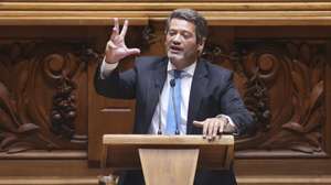 O deputado do Chega (CH), André Ventura, intervém durante a sessão plenária sobre a redução temporária da taxa de IVA sobre os combustíveis para a taxa intermédia e sobre a abolição das portagens nas Pontes 25 de Abril e Vasco da Gama, garantindo a mobilidade, a coesão territorial e a justiça económica entre as duas margens do Tejo, na Assembleia da República, em Lisboa, 24 de setembro de 2026. ANTÓNIO PEDRO SANTOS/LUSA
