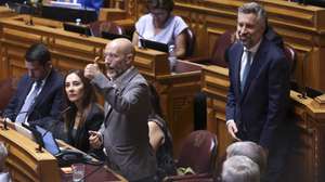 O deputado do Livre, Rui Tavares (C-E), ladeado pelo deputado do Partido Socialista (PS), Pedro Nuno Santos (D), intervém durante a sessão plenária sobre a redução temporária da taxa de IVA sobre os combustíveis para a taxa intermédia e sobre a  abolição das portagens nas Pontes 25 de Abril e Vasco da Gama, garantindo a mobilidade, a coesão territorial e a justiça económica entre as duas margens do Tejo, na Assembleia da República, em Lisboa, 24 de setembro de 2026. ANTÓNIO PEDRO SANTOS/LUSA
