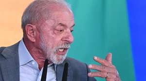 epa13320280 Brazilian President Luiz Inacio Lula da Silva attends the signing of a bill that establishes new revenue thresholds for micro-entrepreneurs, as well as the presentation of a proposed constitutional amendment to implement zero-fare public transport on weekends and public holidays, at the Planalto Palace in Brasilia, Brazil, 21 October 2026.  EPA/Andre Borges