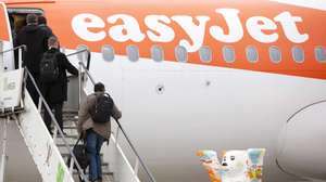 epa08825331 (FILE) - Passengers board the EasyJet Airbus A320 flight EZY5569 at Tegel international airport in Berlin, Germany, 05 January 2018 (reissued 17 November 2020). Easyjet will release their Financial Year 2020 results on 17 November 2020.  EPA/OMER MESSINGER *** Local Caption *** 55345062