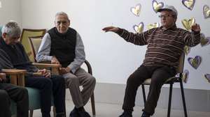 Idosos utentes do lar Eira da Torre, em Santa Eufémia, Leiria, durante uma aula de capoeira, dada por Jimmy Almeida (mestre Papagaio) e Joana Palhas (professora Beringela), que animam os utentes no âmbito do projeto ‘Gingando na Melhor Idade’, que tem contribuído para melhorar o bem-estar dos idosos, Leiria, 17 de abril de 2023. (ACOMPANHA TEXTO DE 20-04-2023) PAULO NOVAIS/LUSA