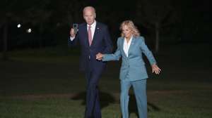 epa11661559 United States President Joe Biden (L) and first lady Dr. Jill Biden (R) return to White House after attending events in Philadelphia; in Washington, DC, USA, 15 October 2024.  EPA/Chris Kleponis - Pool via CNP / POOL