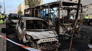 Um autocarro e três automoveis arderam no Bairro da Cidade Nova, em Santo António dos Cavaleiros, Loures, durante a terceira noite de protestos, 24 de outubro de 2024, após Odair Moniz, 43 anos, cidadão cabo-verdiano, e morador no Bairro do Zambujal, na Amadora, ser baleado por um agente da PSP na madrugada de segunda-feira, no Bairro da Cova da Moura, tendo morrido pouco depois, no Hospital São Francisco Xavier, em Lisboa. MIGUEL A. LOPES/LUSA