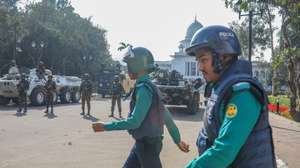 epa11882320 Police members walk near the High Court as members of the Bangladesh army stand guard in front of the Supreme Court premises in Dhaka, Bangladesh, 08 February 2024. According to the Bangladesh Government Higher Authority a security zone has been increased near the Supreme Court and surrounding areas in light of the heightened security situation of the country.  EPA/MONIRUL ALAM