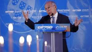 O candidato a Presidente da República, Luís Marques Mendes, discursa durante um jantar nas Jornadas Parlamentares conjuntas do PSD/CDS-PP, Évora, 14 de julho de 2025. O grupo parlamentar do PSD, em conjunto com o grupo parlamentar do CDS-PP, realiza as Jornadas Parlamentares sob o lema “Transformar Portugal” até 15 de julho. NUNO VEIGA/LUSA
