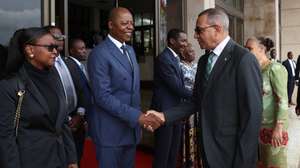 O Presidente de São Tomé e Príncipe, Carlos Vila Nova (D), cumprimenta o primeiro-ministro, Américo Ramos, durante a cerimónia oficial das celebrações do Dia da Independência de São Tomé e Príncipe, São Tomé, 12 de julho de 2026. O Presidente apelou hoje à paz e tolerância nacional, contra o medo, a intimidação e o ódio, no discurso do Dia da Independência, quando falta uma semana para as presidenciais. (ACOMPANHA TEXTO DE 12/07/2026). NUNO VEIGA/LUSA