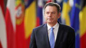 epa13305626 Portuguese Prime Minister Luis Montenegro arrives for a European Council summit in Brussels, Belgium, 15 October 2026. European Union (EU) heads of state and government are meeting for a two-day summit on 15 and 16 October 2026 focusing on European competitiveness and energy prices, the EU's long-term budget for 2028-2034, continued support for Ukraine, European security and defence, migration, enlargement and reforms, and developments in the Middle East.  EPA/OLIVIER MATTHYS