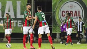 O jogador do Marítimo, Rodrigo Pinho (C), festeja o golo marcado frente ao Nacional durante o jogo da Primeira Liga de Futebol realizado no Estádio da Madeira, no Funchal, 12 de março de 2021. HOMEM DE GOUVEIA/LUSA