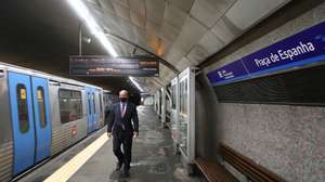 O ministro do Ambiente, João Pedro Matos Fernandes, durante uma visita à obra de reparação do túnel do Metropolitano de Lisboa, após um desabamento na estação da Praça de Espanha no dia 29 de setembro, que afetou a circulação na Linha Azul, em Lisboa, 02 de outubro de 2020. ANTÓNIO PEDRO SANTOS/LUSA